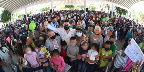 Ricardo Gallardo entrega zapatos, útiles y obras a escuelas del altiplano