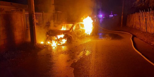 Se incendia vehículo en la colonia San Pablo, de CDFDZ