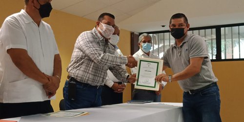 Alcalde Urbiola asistió a entrega de Premios a personal de apoyo y asistencia a la Educación