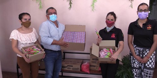 Regidora dona cepillos y pastas dentales al DIF y a centros de salud