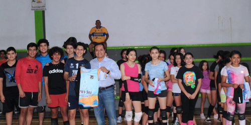 Ramón Torres entrega uniformes a equipos infantiles de volibol