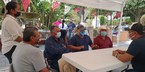 Arnulfo Urbiola apoyará al ejido Progreso con maquinaria para limpiar el Río Choy