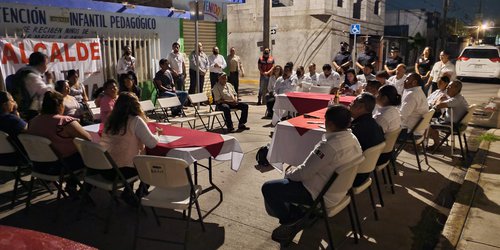 Alcalde Arnulfo Urbiola atendió peticiones en colonia Las Palmas de Rioverde