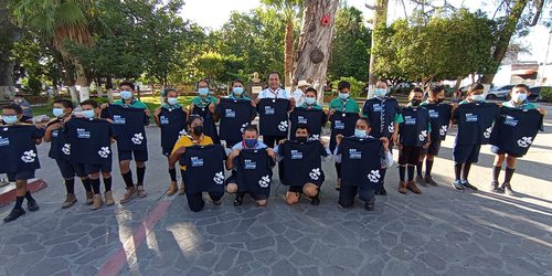 Ramón Torres donó playeras a Grupo Scout Media Luna