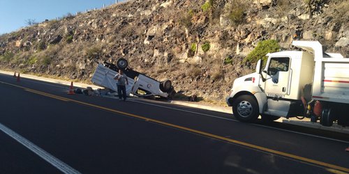 Choca y vuelca camioneta en la supercarretera Rv-Cerritos