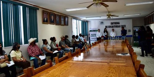 Gobierno Municipal y Gobierno del Estado entregan escrituras a familias matehualenses