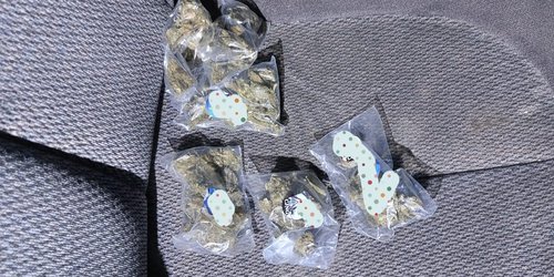 Joven abandona camioneta con bolsas de mariguana, en centro de Rayón