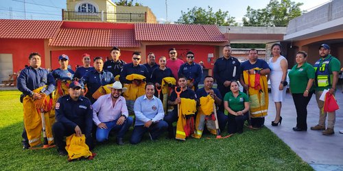 Ramón Torres entregó apoyos a bomberos de Ciudad Fernández