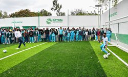 Cumple Ricardo Gallardo a comunidad educativa con nueva cancha de fútbol