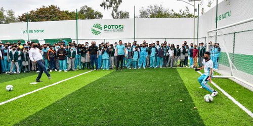 Cumple Ricardo Gallardo a comunidad educativa con nueva cancha de fútbol