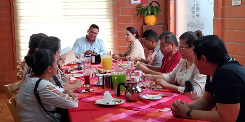 Alcalde desayuna con la familia Salazar Padrón en las Cazuelas