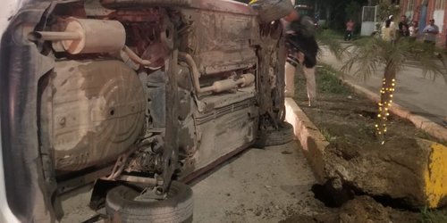 Taxi chocó y volcó sobre bulevar de Cd. del Maíz