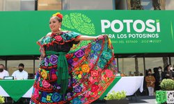 Concurso de trajes típicos en la SEGE, para conmemorar Independencia de México