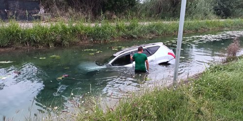 Camioneta cayó al canal principal de La Media Luna