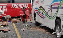 Chocan tres autobuses y tráiler en carretera SLP-Zacatecas.
