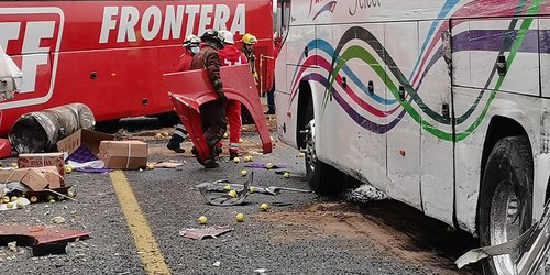 Chocan tres autobuses y tráiler en carretera SLP-Zacatecas.