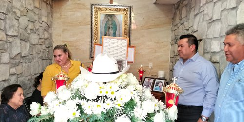 Alcalde Urbiola asiste a funeral de Crispín Ordaz en Ébano