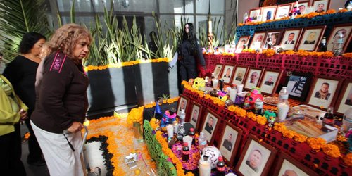 Colocan altar en memoria de policías caídos en la comandancia de Soledad de Graciano Sánchez