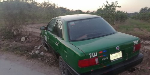 Chocan y abandonan taxi en Llanitos