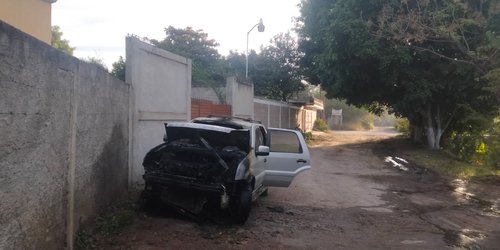 Camioneta incendiada en la colonia Las Palmas
