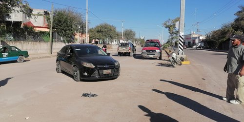 Choca vehículo con motocicleta conducida por un menor de edad