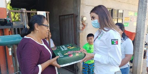 Sectur y SEDESORE entregan en la Huasteca, Rosca de Reyes mandadas por el Gobernador
