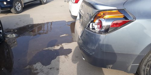 Chocan vehículos en estacionamiento de un supermercado