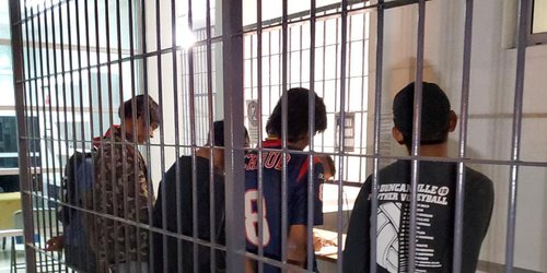 Arrestan a drogadictos en cancha deportiva de San Marcos