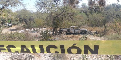 Encuentran camioneta incinerada con restos humanos dentro, en La Reforma
