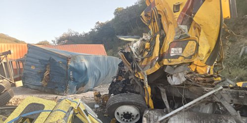 Mueren dos traileros en horrible choque en sierra de Rayón