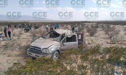 Camioneta vuelca cerca de Catorce, hay dos muertos y ocho heridos