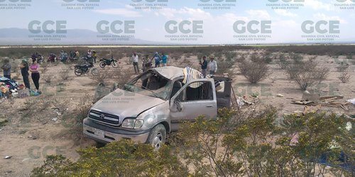 Camioneta vuelca cerca de Catorce, hay dos muertos y ocho heridos