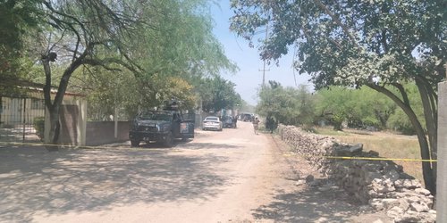 En presunta casa de seguridad, encuentran vehículos de dos personas reportadas como desaparecidas