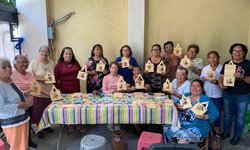 Red de Corazones Sabios llevó taller de manualidades a adultos mayores de la colonia San Antonio