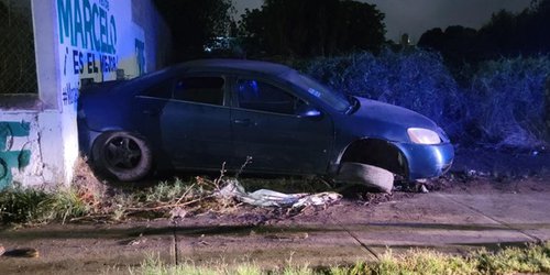 Automovilista choca contra vivienda, y luego huye