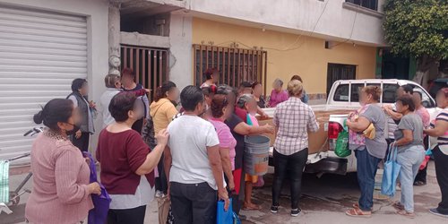 DIF Rioverde entrega tomates a familias la colonia San Antonio