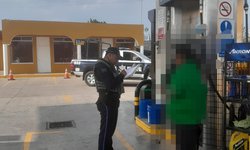 Pidieron gasolina, pagaron con billetes falsos y huyeron