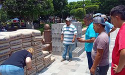 De sueldo, alcalde dona material para construcción a tres comunidades