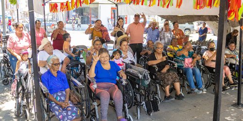 DIF y Alcalde de Rioverde entregan 24 silla de ruedas a personas con discapacidad en atención ciudadana