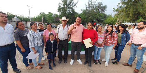 Pobladores de Valle Florido, respaldan trabajo del alcalde de Rioverde Arnulfo Urbiola a favor de la educación