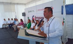 Arnulfo Urbiola, invitado especial al Encuentro Regional de Lenguas Maternas y Extranjeras siendo sede Rioverde La Capital del Mundo