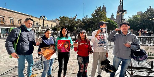 Fans reciben boletos para concierto de Luis Miguel