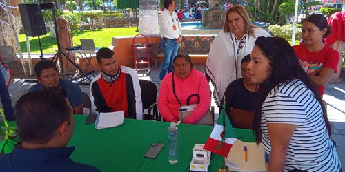 Sigue alcalde Urbiola escuchando a la gente en la plaza