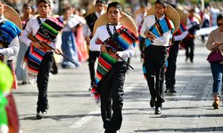 Un éxito desfile conmemorativo al 113 aniversario de la revolución