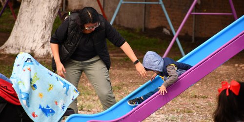 SEER entrega juegos infantiles en apoyo a Jardín de Niños