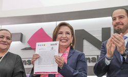 Xóchitl Gálvez registra ante el INE su candidatura a la Presidencia