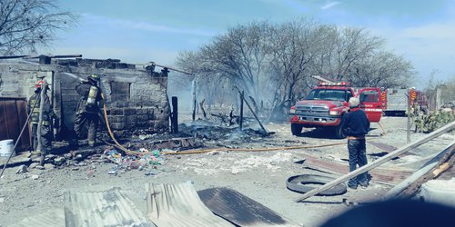 Incendio consumió humilde vivienda en la colonia María del Rosario