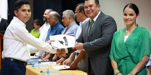 Alcalde Arnulfo Urbiola felicitó a graduados del CBTa 120