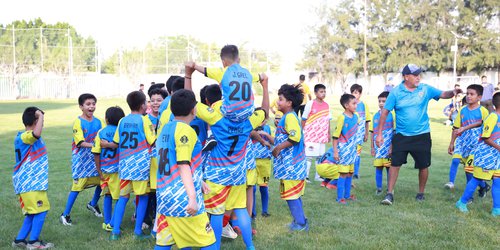 Arnulfo Urbiola premió a ganadores de cuadrangular de futbol infantil