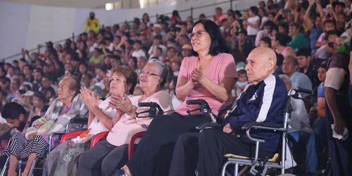 Residentes de centros de asistencia social disfrutaron de espectáculo sobre hielo